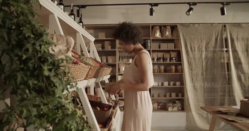 Mujer empacando productos en Eco Shop