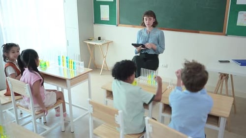 Teacher and students, Learn and experiment with science in a school science classroom.