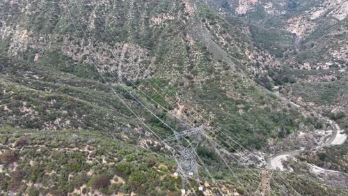 Luftaufnahme von Stromleitungen in den San Gabriel Mountains
