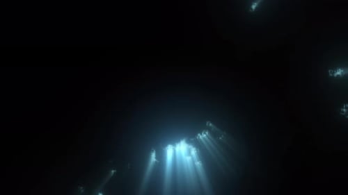 Rayons lumineux bleus texturés vifs et vibrants jaillissant de manière aléatoire sur fond noir