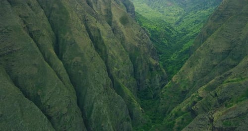 Vue aérienne d'incroyables crêtes verdoyantes et de la vallée