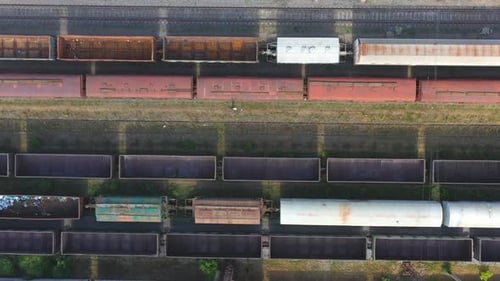 Voando acima de carruagens de carga na estação ferroviária