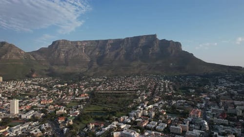 Luftaufnahme des Stadtzentrums von Kapstadt bei Sonnenaufgang in Westkap, Südafrika