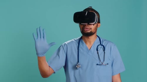 Arzt mit Virtual-Reality-Brille operiert Patienten aus der Ferne