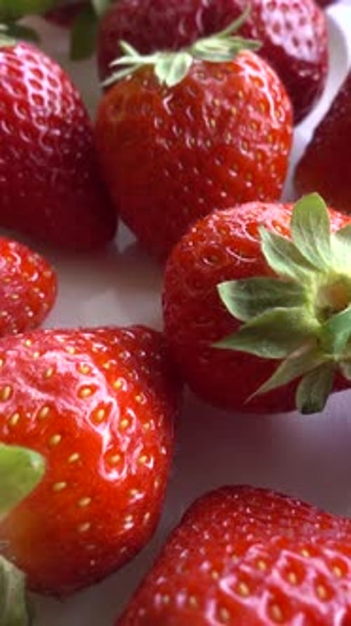 Vertikales Video von Erdbeeren