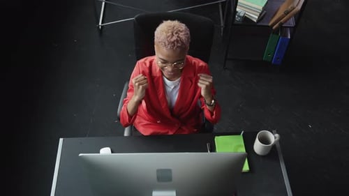 Un professionnel concentré engagé dans son travail devant un ordinateur dans un espace de bureau moderne
