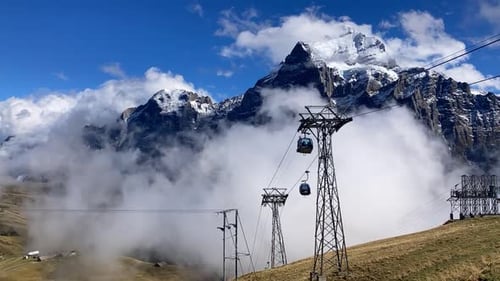Timelapse de los teleféricos en la estación superior de Grindelwald First, frente a la montaña Wetterhorn