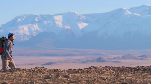 Wanderreisender Tourist Wanderer Mann Campen Reisen Berglandschaft Sonnenuntergang Natur genießen