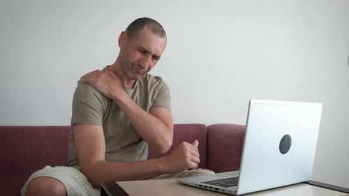 Un homme blessé au cou après avoir travaillé sur un ordinateur