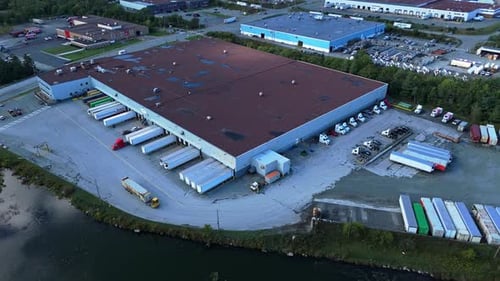 Lagerhäuser mit LKWs und Blick auf Industrieparks aus der Luft, Halifax, Kanada