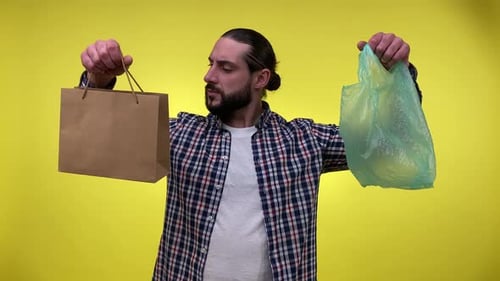 Hombre elige un paquete de papel reciclable ecológico en lugar de una bolsa de plástico