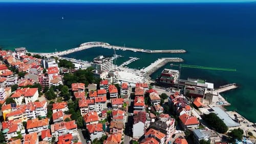 Poussée aérienne vers le port de Pomorie et la mer Noire