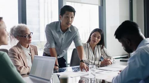 Reunião de negócios, homem apresentando ideias aos colegas em um ambiente de escritório moderno
