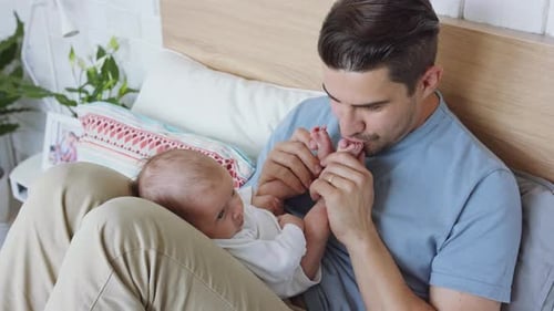 Père et fille nouveau-née nouent des liens à la maison