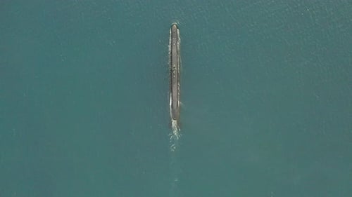 4K-Luftaufnahmen von Drohne von einem U-Boot auf dem Ozean