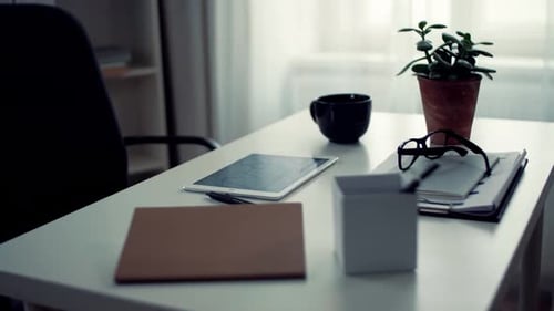 Ein Innenraum eines Büros mit Tablet auf dem Tisch
