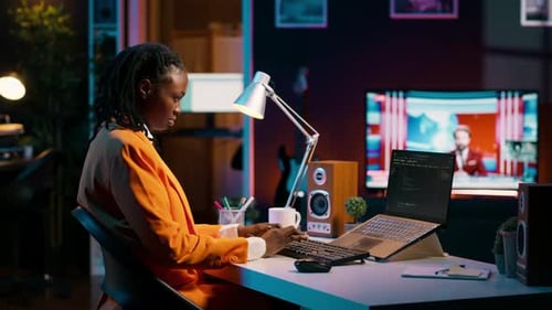 Datenbankingenieur, Student, der Code zur Verbesserung des Netzwerks oder des Debugging-Servers schreibt