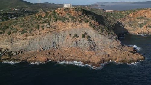 Vue aérienne du temple de Poséidon au cap Sounio dans la lumière de l'après-midi