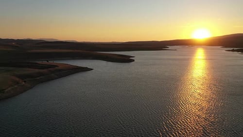 Vue aérienne du lac Dam et des collines au coucher du soleil