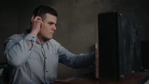Un agent secret spécial règle la technique : le magnétophone à bobines