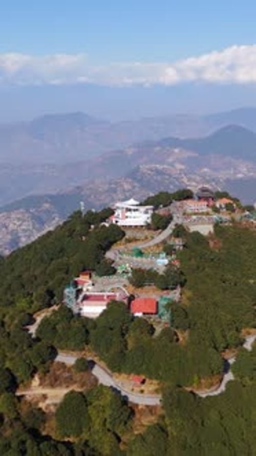 Vue aérienne du temple Bhaleshwor Mahadev, sanctuaire sacré hindou de Chandragiri, Népal