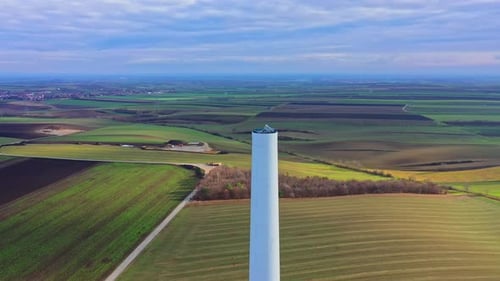 Tour d'éolienne surplombant les champs agricoles pendant le montage. Inclinabilité aérienne