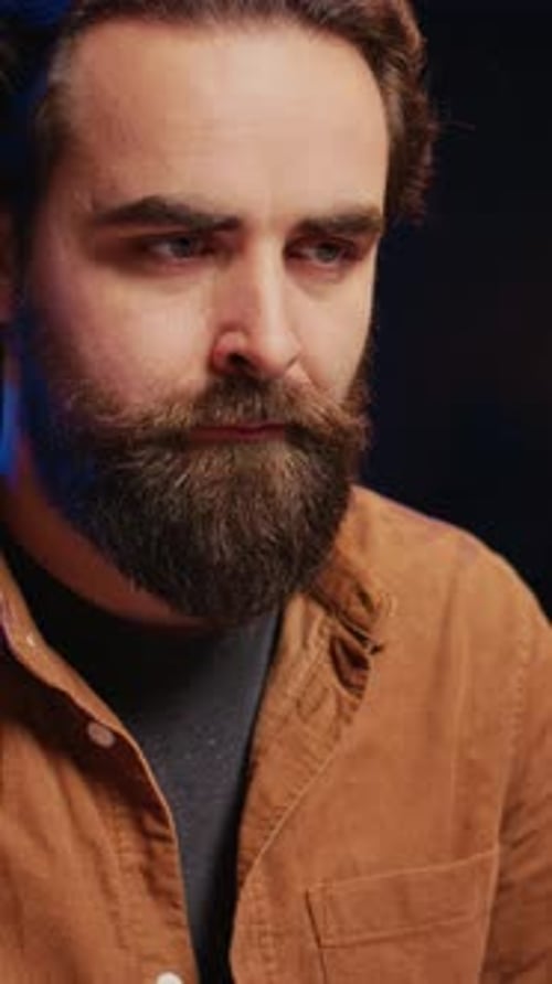 Technicien en logiciel dans un bureau d'appartement profondément immergé dans le codage en gros plan