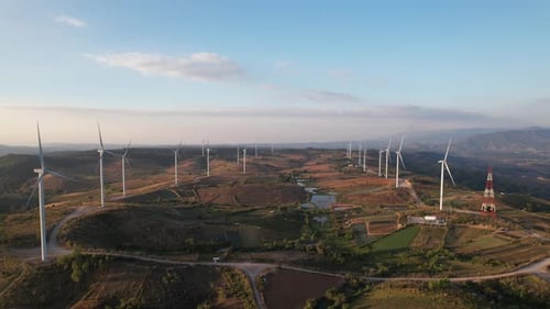 Luftdrohne beim Fliegen im Freien über dem Windturbinenfeld.