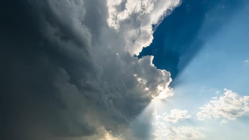 Timelapse visuel du ciel orageux et des nuages en mouvement, des rayons de soleil