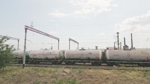 Industriekomplex und Eisenbahntankwagen