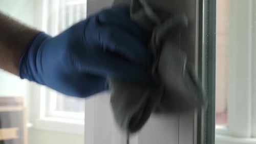 1. Das Fenster wird mit einem Tuch und Reinigungsmittel gewaschen. Hausreinigung. Hausaufgaben.