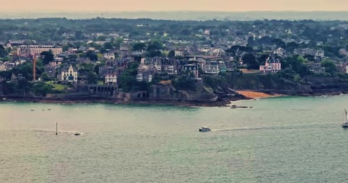 Vue aérienne de Saint-Malo, Bretagne, France, Bâtiments historiques de Saint-Malo bordant le littoral, Drone