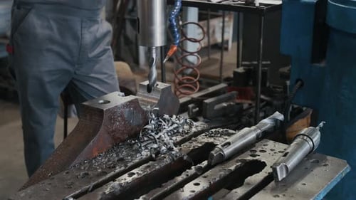 Fräsmaschine zum Bohren eines gebohrten Lochs in ein Metallwerkstück in der Werkshalle