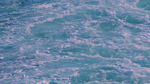 Zeitlupenaufnahme des großen Fähranlaufs mit wirbelndem Wildwasser im hypnotischen Stil 4K