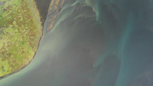 Luftaufnahme der Wasserbildung entlang der Küste im Floi Nature Reserve, Island.