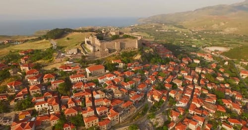 Vue aérienne : La ville historique de Molyvos sur l'île de Lesbos.