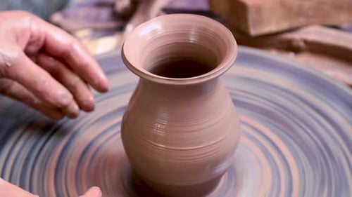 Potter au travail enseignant à un jeune étudiant