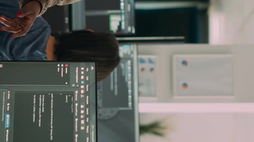 Ingenieros de software de vídeo vertical analizando el código fuente y la base