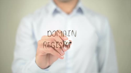 Domainregistrierungsmann schreibt auf transparentem Bildschirm