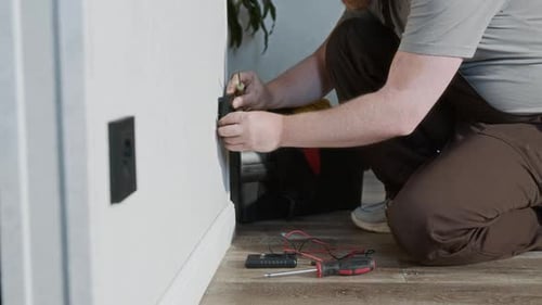 Trabajador arreglando un enchufe eléctrico