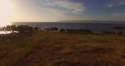 Vue aérienne : coucher de soleil sur les falaises de Molyvos, Lesbos.