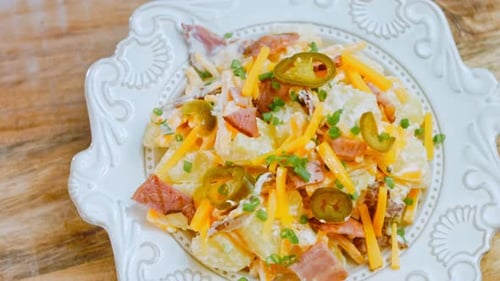Ensalada de papas con chile jalapeño y tocino