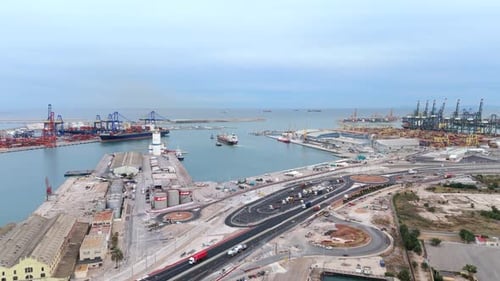 Kommerziell Frachtschiffe haben mit Kränen im geschäftigen Hafen angedockt