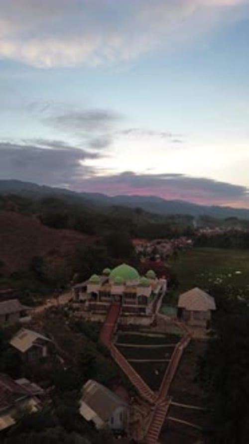 Vue aérienne d'une mosquée sur la colline le soir au coucher du soleil