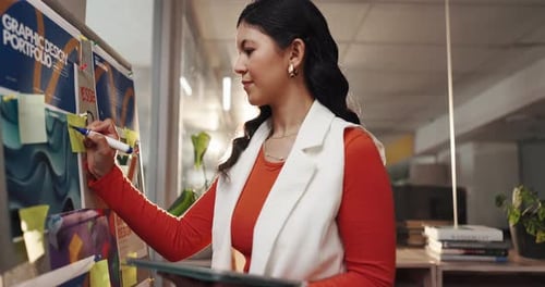 Tableta, nota adhesiva y empresaria en la oficina con escritura para un proyecto creativo para publicación