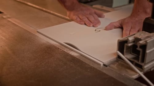 Schreiner arbeitet an der Maschine in der Fabrik