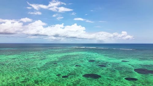 Natur, abstrakte Muster im Meer, Riff und Wasseroberfläche, Luftbild