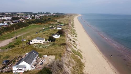 Hemsby, Küstendorf Norfolk, England, Häuser am Rand einer Klippe, in Gefahr, Luftaufnahmen 4K