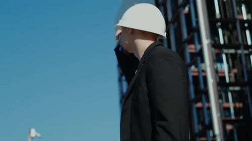 portrait d'un bel ingénieur, architecte, constructeur, homme d'affaires à succès dans un casque blanc, dans un