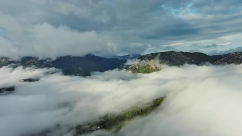 Luftaufnahme von Wolken und Bergen bei Sonnenaufgang